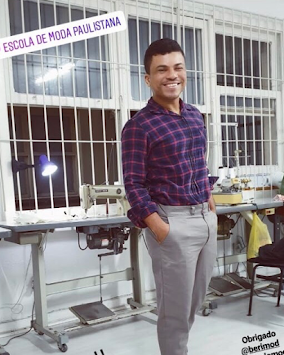 aluno usando roupa sob medida feita no curso de modelagem e costura