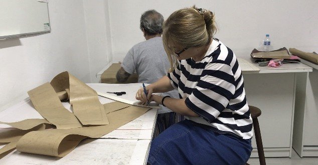 Aluna em aula prática do curso de modelagem infantil na Escola de Moda Paulistana em São Paulo