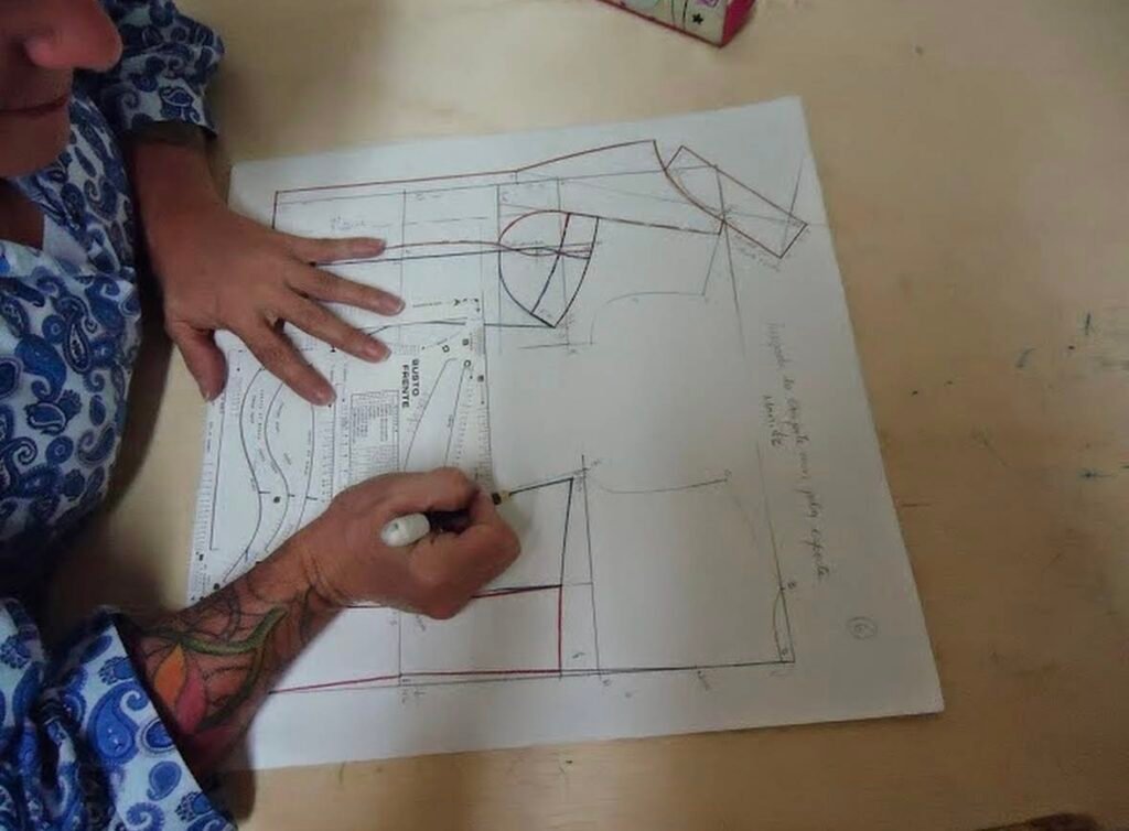 Aluna desenvolvendo modelagem pelo método Berimod em aula prática.