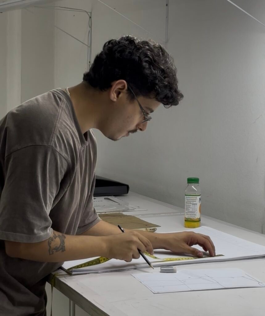 Aluno participando de aula prática do curso de modelagem na Escola de Moda Paulistana, com orientação técnica e ensino presencial em São Paulo.