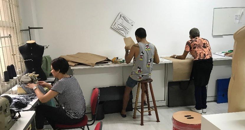 Alunos em aula prática de modelagem e costura na Escola de Moda Paulistana em São Paulo