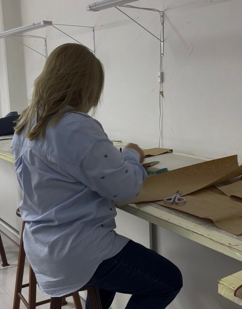 Aluna em aula prática de modelagem Berimod®, cortando e finalizando a modelagem