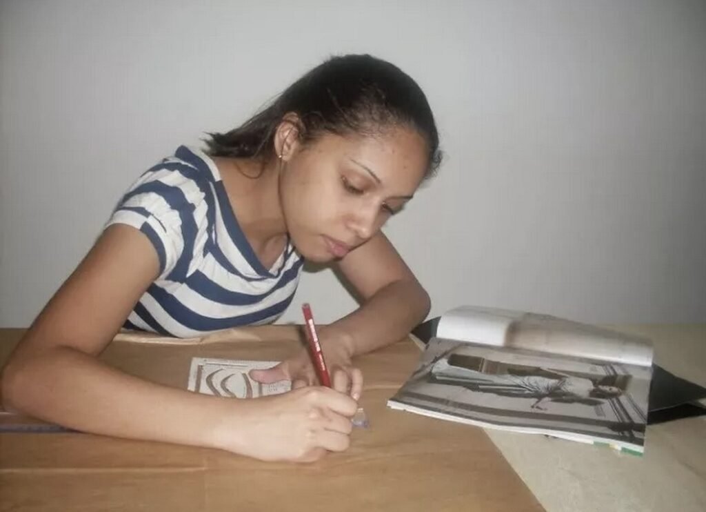 Aluna do curso de modelagem infantil desenvolvendo modelagem com o Método Berimod