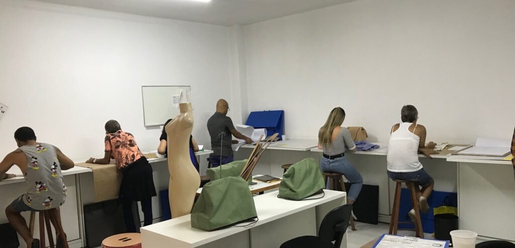 Alunos em aula prática de modelagem com o Método Berimod
