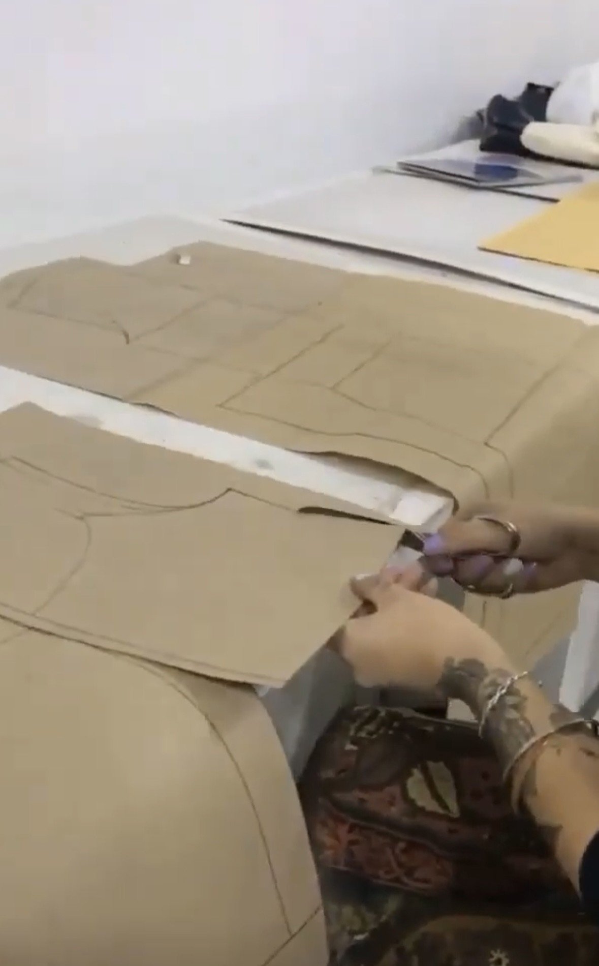 Aluna finalizando molde de modelagem em papel kraft com o Método Berimod