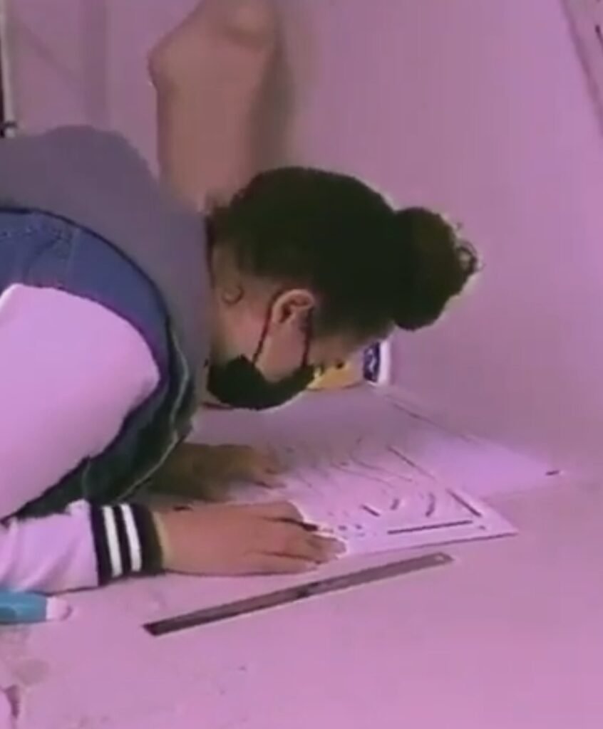 Aluna desenvolvendo modelagem com régua Berimod no curso de modelagem industrial
