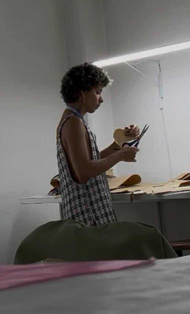 Aluna praticando técnicas de modelagem e costura em curso de moda