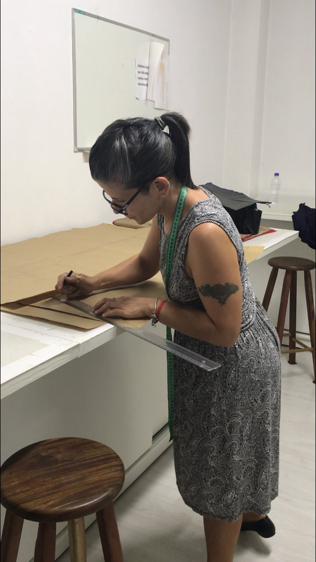 Aluna desenvolvendo modelagem sob medida utilizando o exclusivo Método Berimod na Escola de Moda Paulistana em SP