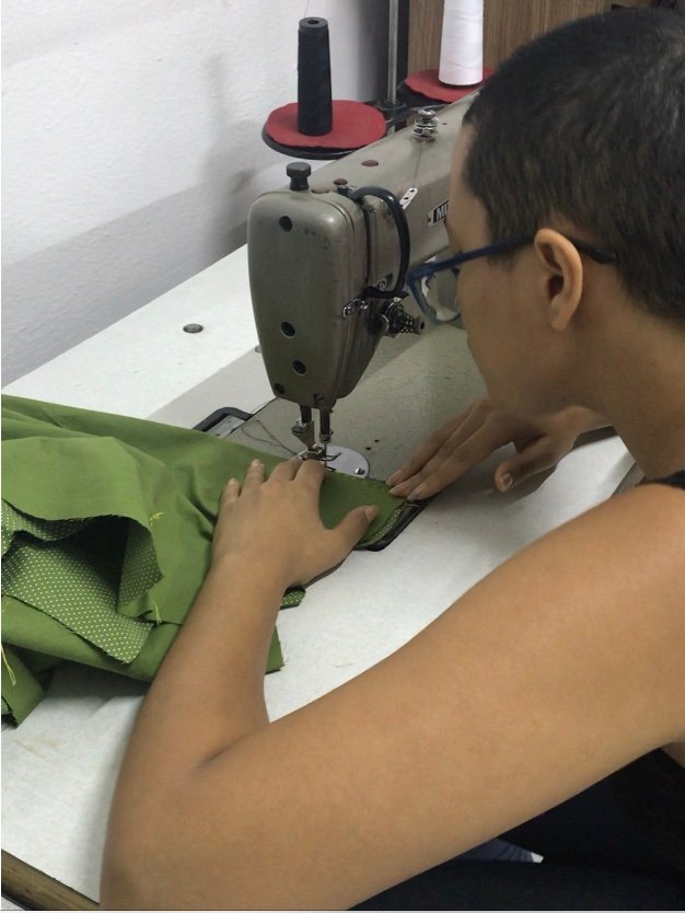 Aluna de costura realizando produção de peça sob medida na Escola de Moda Paulistana em São Paulo.