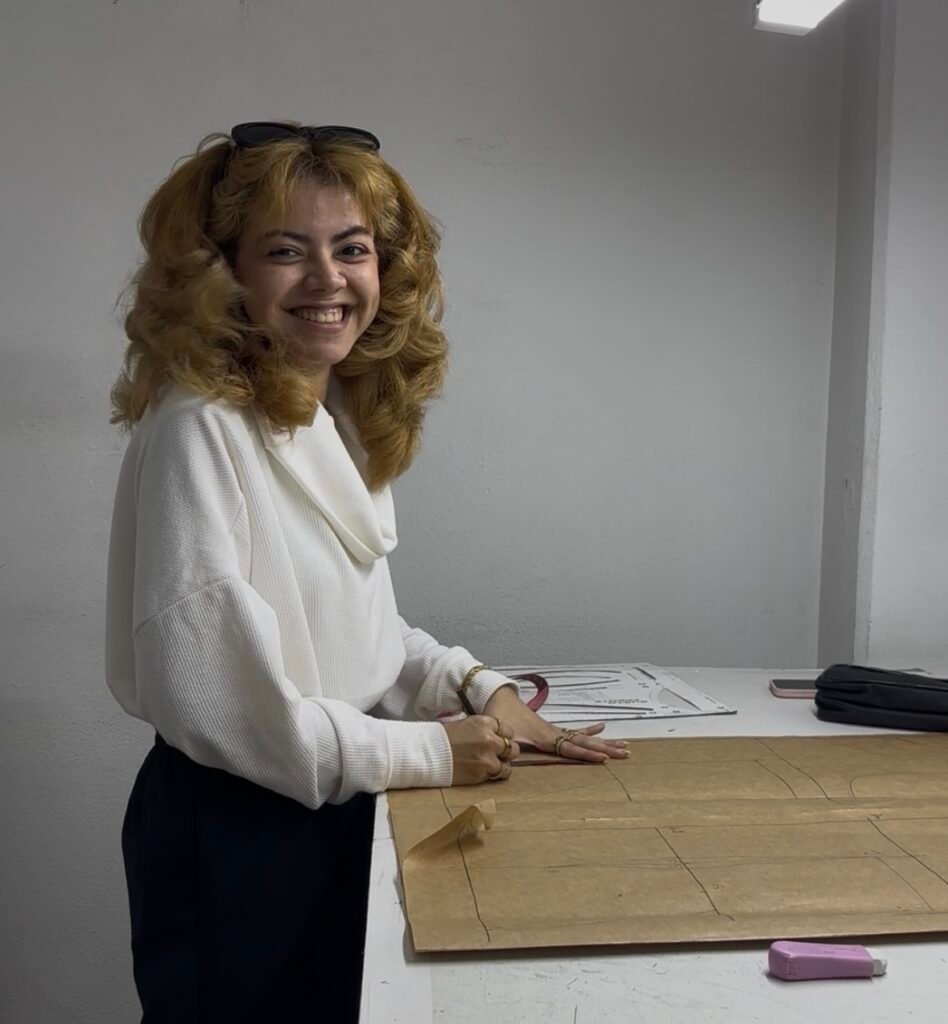 Aluna desenvolvendo modelagem de roupas em aula prática na Escola de Moda Paulistana em São Paulo