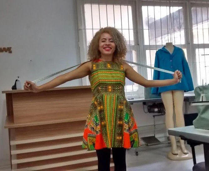Vestido feito pela aluna no curso de modelagem e corte e costura em São Paulo