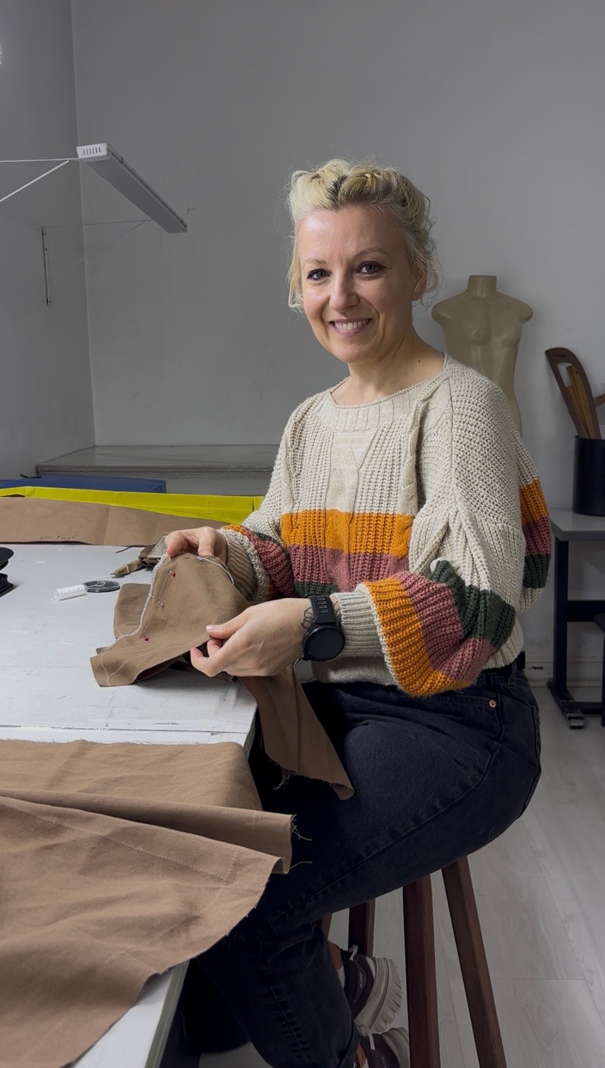 Aluna de curso de corte, costura e modelagem em São Paulo desenvolvendo técnicas profissionais de moda