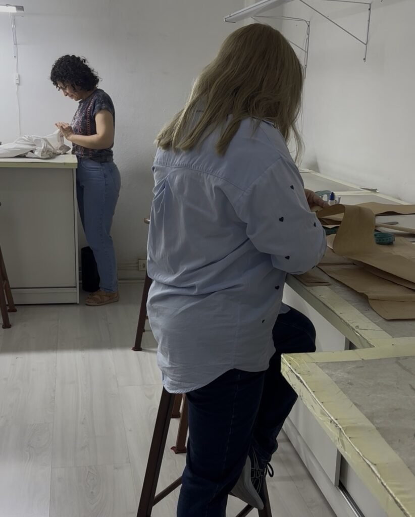 Alunas produzindo protótipos durante aula de modelagem de roupas e corte e costura na Escola de Moda Paulistana em São Paulo.