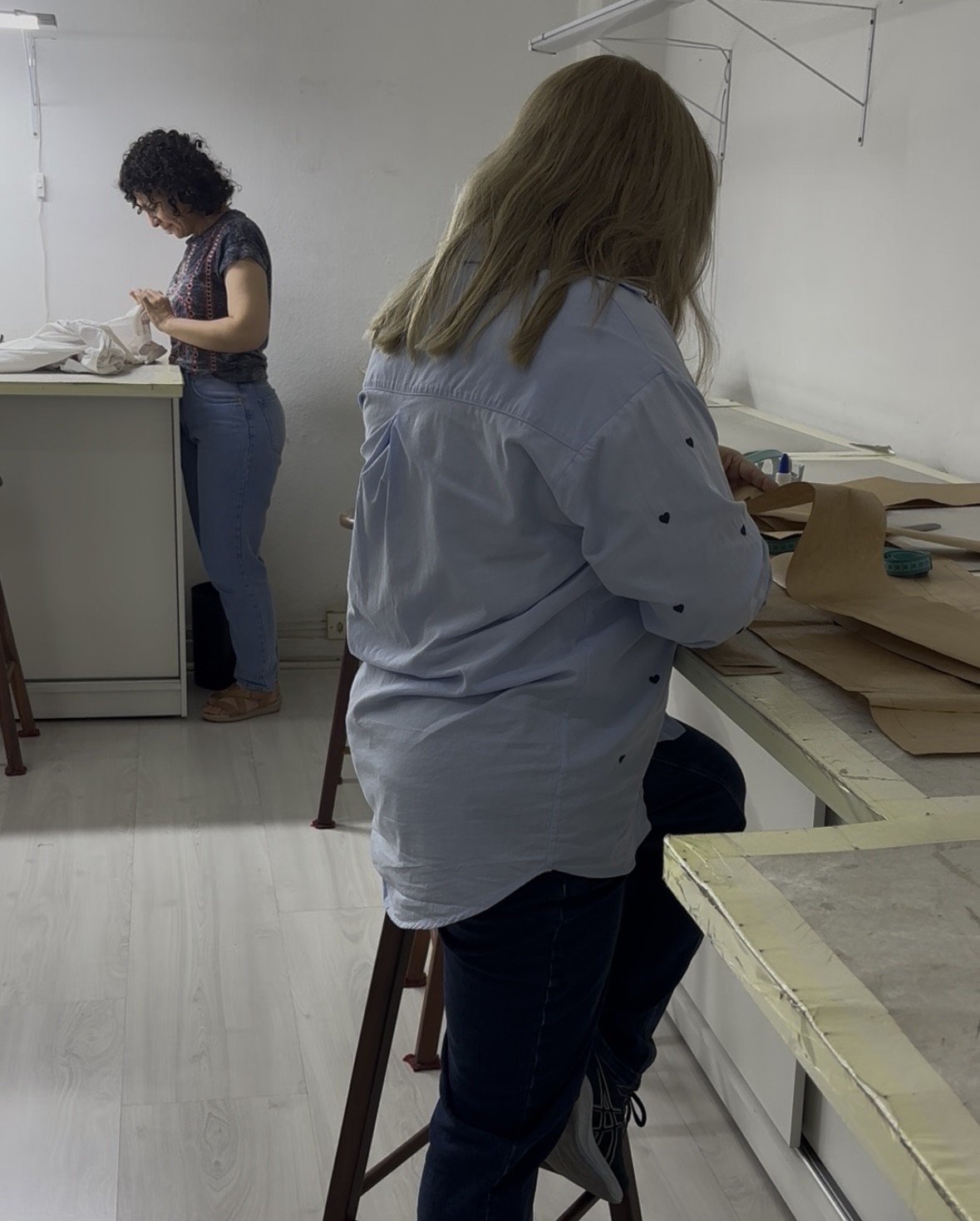 Alunas produzindo protótipos durante aula de modelagem de roupas e corte e costura na Escola de Moda Paulistana em São Paulo.