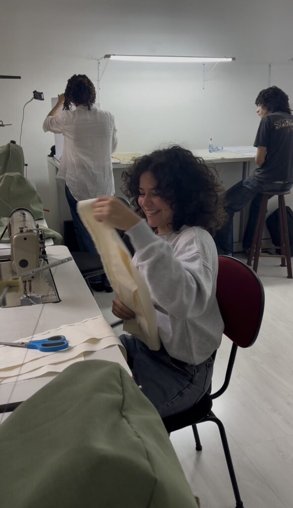 Alunos em aula de modelagem e corte e costura pelo Método BERIMOD® na Escola de Moda Paulistana